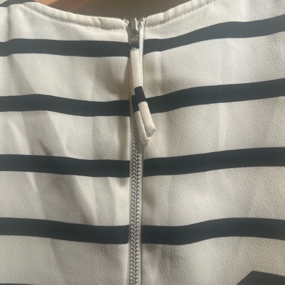 Madewell xs white with black stripe blouse, sleeveless diagonal pattern on front - Picture 6 of 7